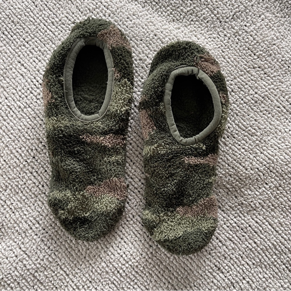 Old navy women’s Cozy grippy Camouflage l Slipper Socks 7-9
